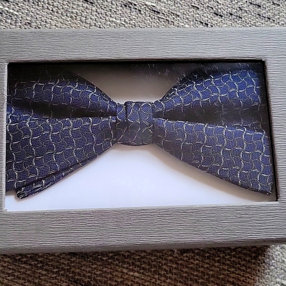 NIB Jos A. Banks bowtie - Picture 1 of 4